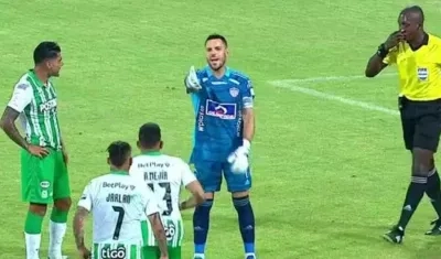 Momento en que Sebastián Viera reta a Jarlan Barrera. 