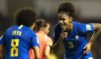 La defensa brasileña Tarciane celebrando el gol ante las colombianas.