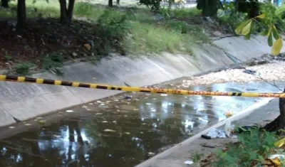 El lugar donde fue hallado el cuerpo fue acordonado por la Policía. 