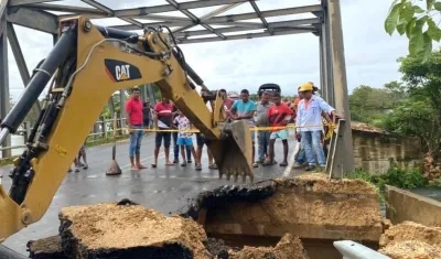 Afectación en la vía y en el puente.