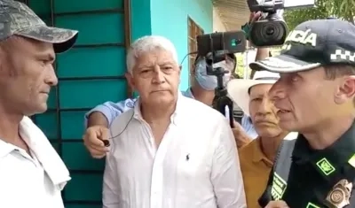 El Director de la Policía con familiares de los jóvenes asesinados.