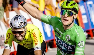 Sam Bennett llegando a la meta.