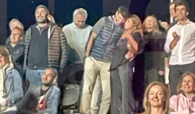 Gerard Piqué y Clara Chia en el concierto en Cataluña. Aparecen los papás y el hermano del futbolista.