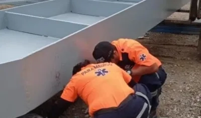 Paramédicos en el lugar de los hechos.