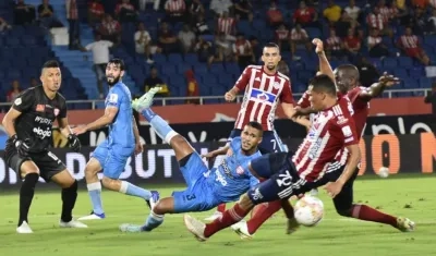 Carlos Bacca no pudo rematar un centro de Walmer Pacheco.