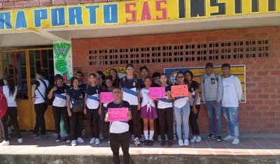 Estudiantes protestando frente a ls instalaciones del colegio.