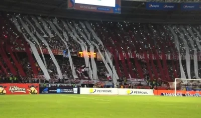 Una de las restricciones aplicará para el ingreso de las barras visitantes.