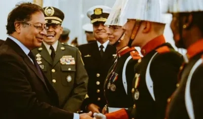 Gustavo Petro y Guardia Presidencial.