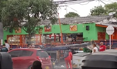 La carpa de una panadería se vino al suelo por los fuertes vientos. 