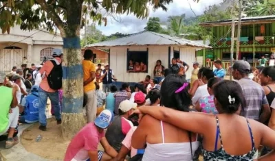 Habitantes del sur de Bolívar con la misión humanitaria encabezada por la Defensoría del Pueblo.