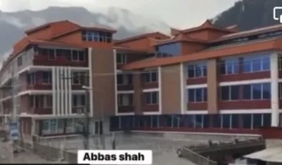 El New Honeymoon Hotel minutos antes de desaparecer entre las aguas del río Swat.