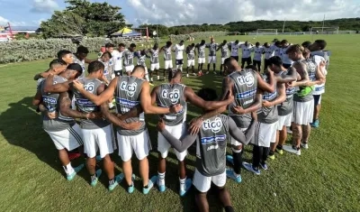 Los junioristas orando por un buen resultado este domingo en el Metropolitano.