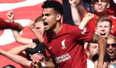 El colombiano Luis Díaz celebrando el primero de los dos goles anotados.