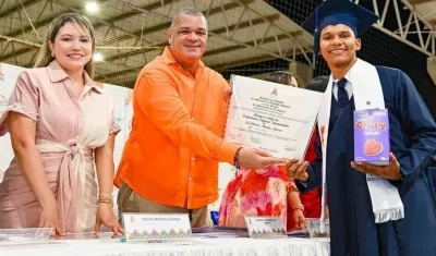 Luis Mendoza, que llevó su caja de gomitas, recibió el diploma de manos del rector Carlos Robles.