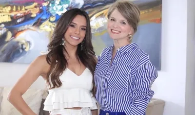 La Reina Natalia De Castro con la Gerente de la empresa Carnaval, Sandra Gómez Molina.