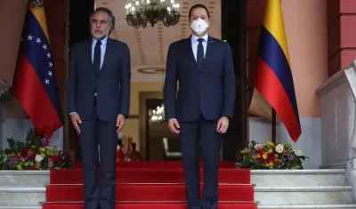 El Embajador Armando Benedetti con el canciller de Venezuela, Carlos Rafael Faría.