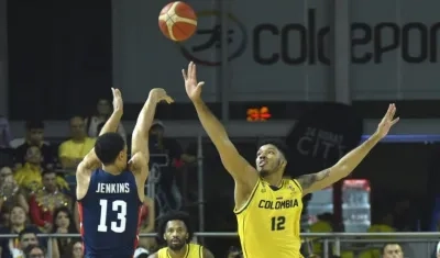 Jaime Echenique intenta bloquear un triple de Estados Unidos.