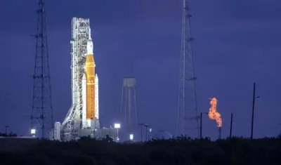 Cohete SLS con la cápsula Orión en su cúspide.