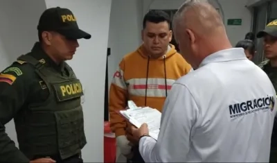 Digno Palomino ante personal de Migración Colombia y de la Policía Nacional. 