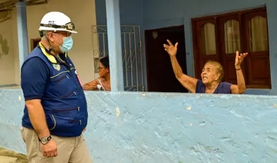 Una mujer clama ayuda al Director de la OAGRD, Fernando Abello, tras las fuertes lluvias en Cartagena.