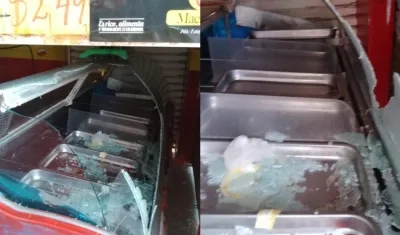 Las vitrinas del negocio de carnes.