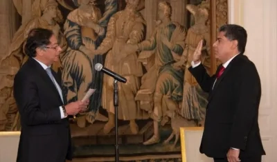 El nuevo Contralor General de la República, Carlos Hernán Rodríguez, cuando se posesionaba ante el Presidente Petro.