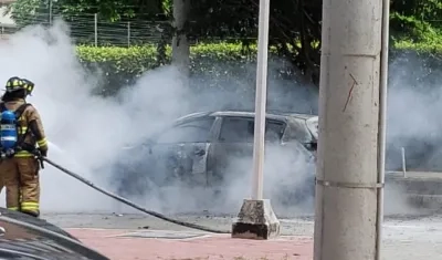Vehículo incendiado. 