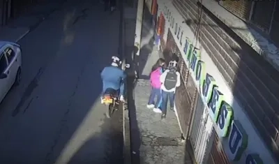 La adolescente y su hermano de 8 años cuando eran atracados por hombres armados.