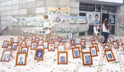 Las fotos de las víctimas de desapariciones forzosas fueron puestas a la entrada de la Gobernación de Sucre.