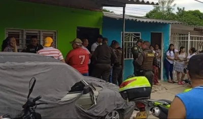 El hombre quedó muerto al interior de una vivienda. 