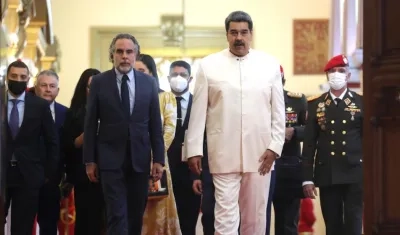 El Presidente de Venezuela Nicolás Maduro con el Embajador colombiano Armando Benedetti.