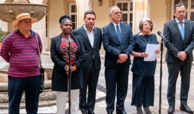 La Ministra de Agricultura, Cecilia López, lee la orden del Gobierno.