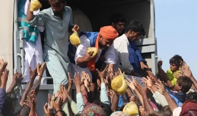 Decenas de damnificados esperan ayuda alimentaria.