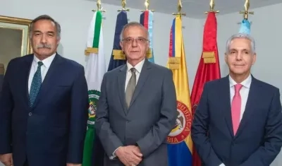 Ministro, Iván Velásquez, y viceministros posesionados, Rafael Lara; y mayor general (r) Ricardo Díaz.