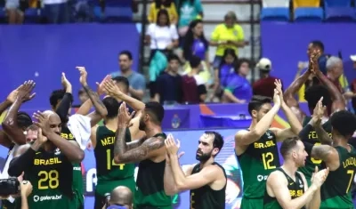 Jugadores de Brasil celebrando el triunfo ante Colombia.