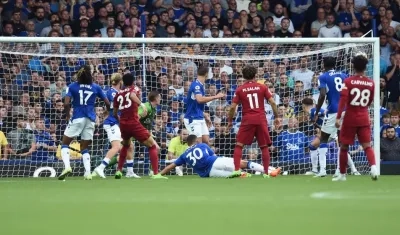 Luis Díaz estrelló un disparo en el palo del Everton.