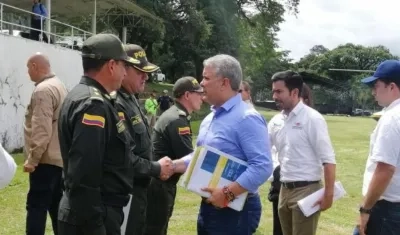 Iván Duque saludando a miembros de la Policía.