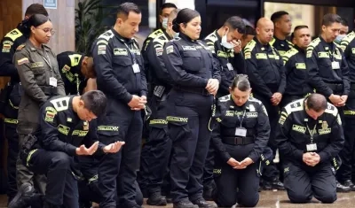 Agentes de policía participan en una ceremonia