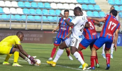Dany Rosero no pudo en uno de los tiros libres del primer tiempo.