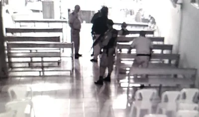 Hombres armados del régimen de Daniel Ortega tomándose las iglesias.