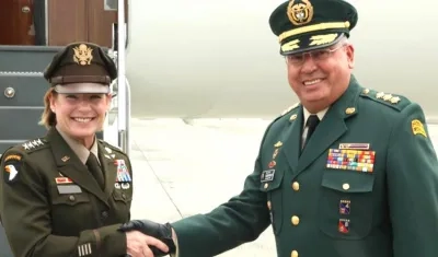El Comandante de las FF.MM, Helder Fernan Giraldo Bonilla, recibiendo a Laura J. Richardson, Comandante del Comando Sur de EE.UU.