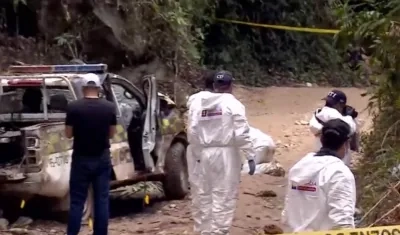 Investigadores en el sitio del atentado en el Huila