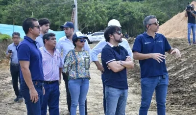 Alcalde Jaime Pumarejo en la visita de las obras de pista de ciclomontañismo.