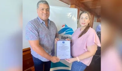 El Gerente de Aquamar William Quiñonez recibiendo la certificación de manos de la Directora local de BASC, Flavia del Vecchio.