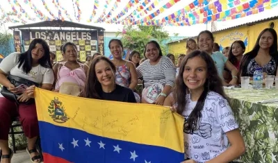 La actriz venezolana Coraima Torres junto a la población refugiada y migrante venezolana en Barranquilla.