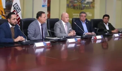 Autoridades de la salud de Ecuador anunciando la decisión.