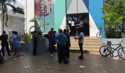 Manuel Ramírez poniendo su queja en las oficinas de Air-e en la Unión.