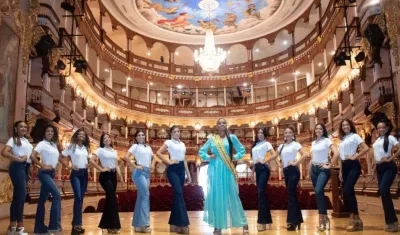 Angélica Blanco Balsero, Reina de la Independencia 2021, junto a un grupo de candidatas.