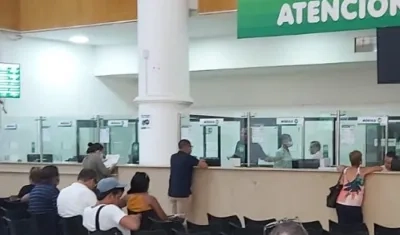 Pago de impuestos en el primer piso de la Alcaldía Distrital.