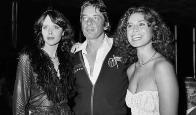 Just Jaeckin entre las actrices Sylvia Kristel, protagonista de “Emmanuelle”, y Corinne Cléry, en el estreno de "The Story of O", en 1975.